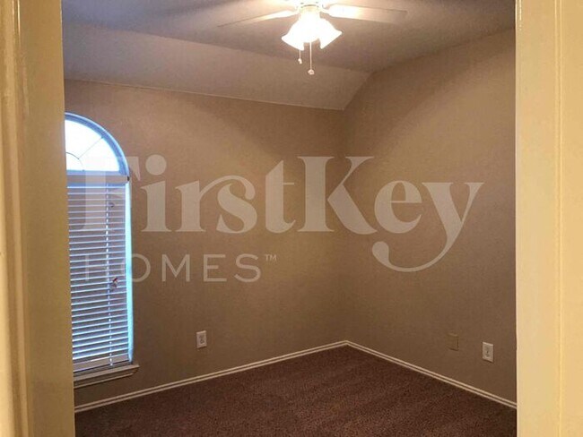 Building Photo - 2132 Montclair Ln