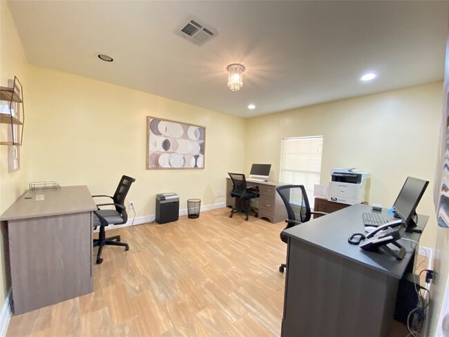 Building Photo - 2125 Strawberry Rd