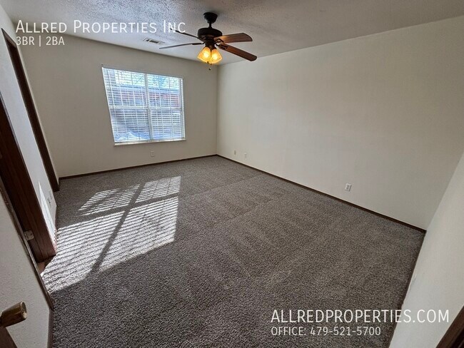 Building Photo - 822 N Daisy Ln