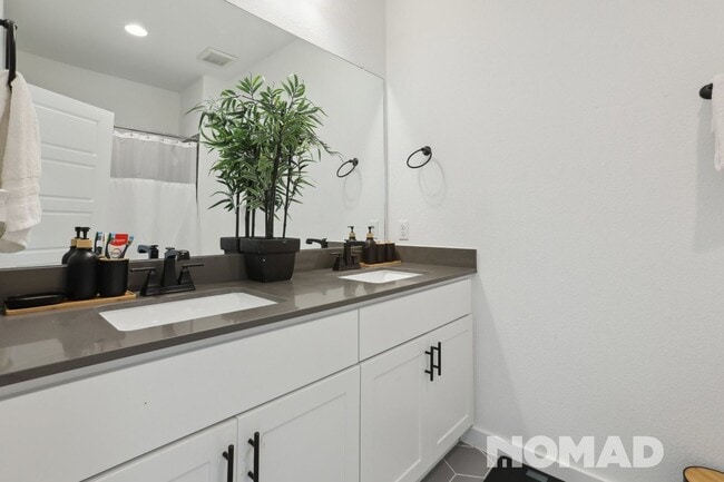 Building Photo - Spacious 5BR House in Buda