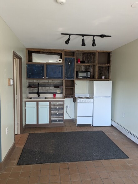 Primary Photo - 597 E Enfield Center Rd