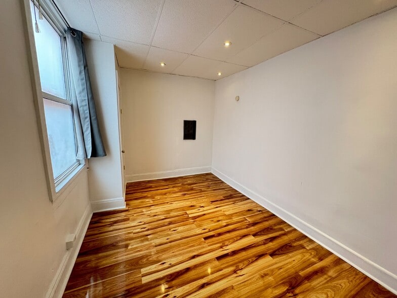 Building Photo - 5809 Hobart St