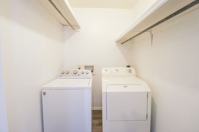 Building Photo - 2 Bed | 2 Bath in Central Tulsa!