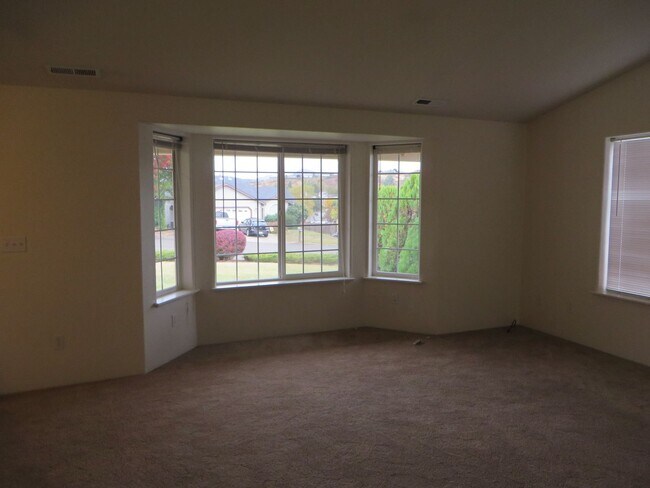 Building Photo - 370 Rolling Hills Rd