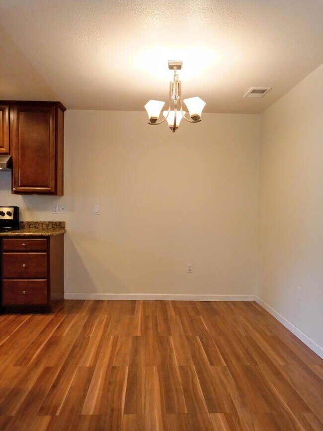 Building Photo - Great Second Floor 2bd Condo With Pool in Gated Complex