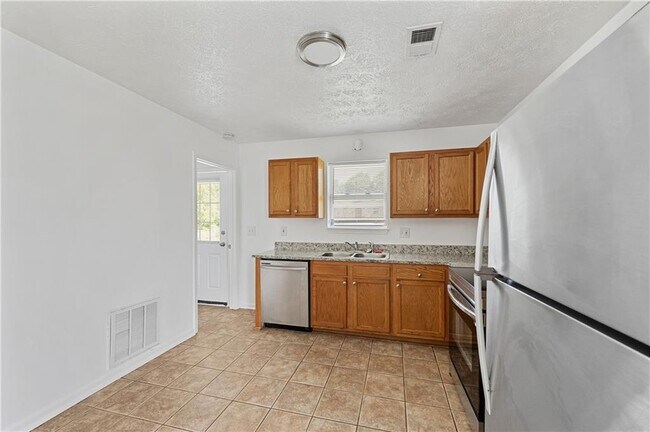 Building Photo - 210 Tanglewood Ln