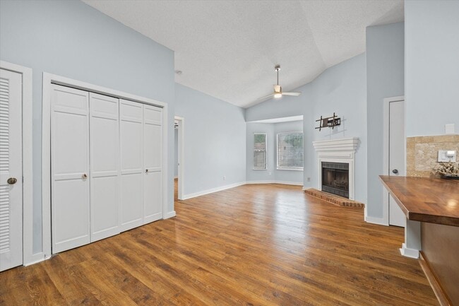 Building Photo - This beautifully maintained 2-bedroom, 2-bath 3rd Floor unit in Lake Wylie Woods is a Gem!