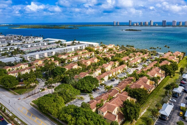 Building Photo - 1035 Lake Shore Dr