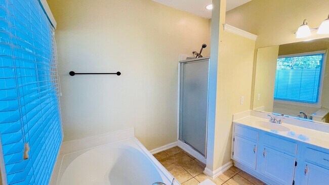 Building Photo - Lovely 3 bedroom, 2 bathroom ranch home in heart of Ballantyne