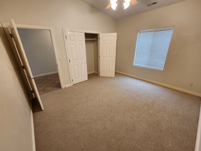 Building Photo - The Seasons @ Mesa Hills 3 bed/2 bath
