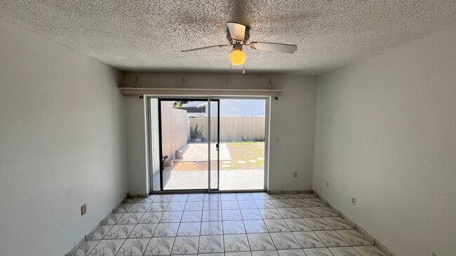 Building Photo - 2 Bedroom/1 Bath Townhome in Orlando!