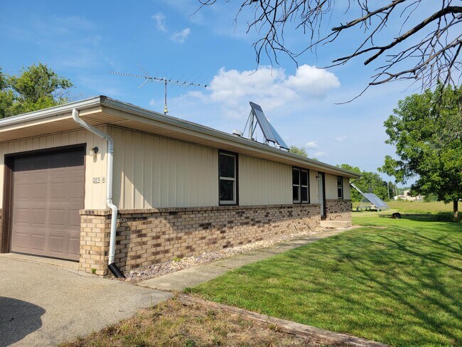 Building Photo - 205 Sharon St