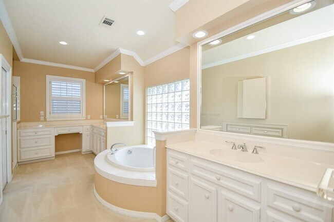 Building Photo - 2124 Nantucket Dr