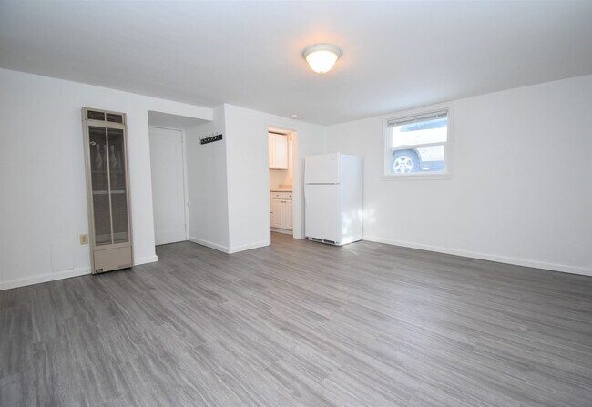 Building Photo - Great location, two blocks south of downto...