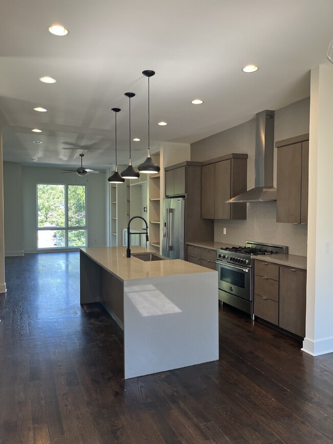 Building Photo - "Spacious Urban Living: 3-Bedroom Townhouse with 3.5 Baths in Nashville's Vibrant Core!" STUNNING...