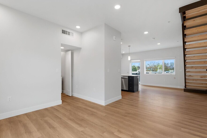 Building Photo - 903 Main St