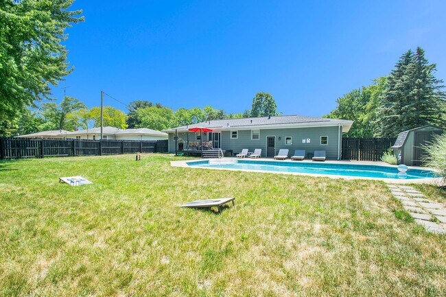 Building Photo - 6-8 months furnished 4 Bedroom 1.5 Bath