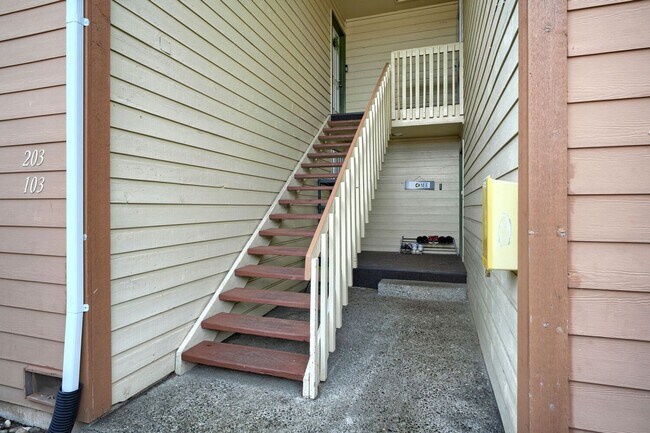Building Photo - AVAILABLE NOW! MAY FREE!!! 2BR/2BA Condo – Awesome Location! Glossy Hardwoods, Granite Countertop...