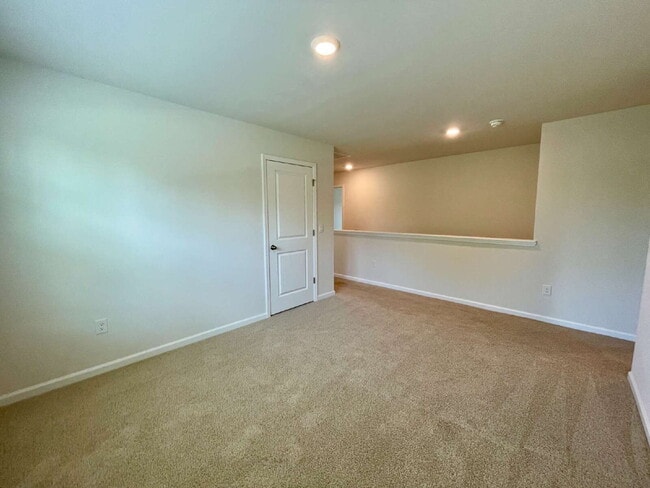 Building Photo - Spacious 5-Bedroom Haven With 3 Full Baths...
