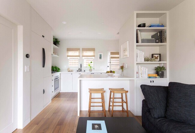 Building Photo - Beautiful 1 bed / 1 bath bungalow-style apartment now available!