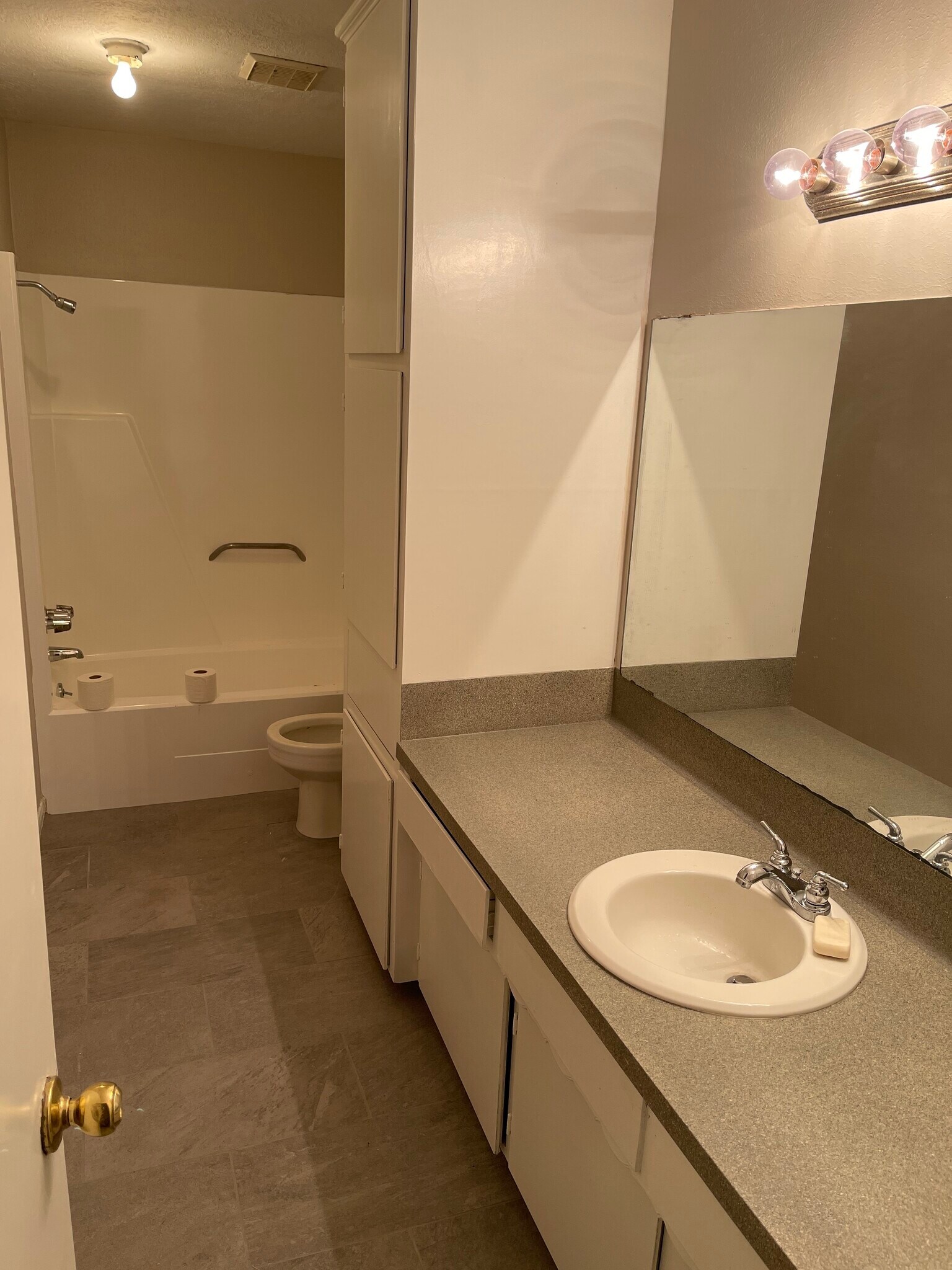 Main Bathroom - 3008 Longleaf Dr