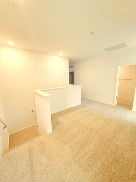 Building Photo - 2583 Cloudview Privado