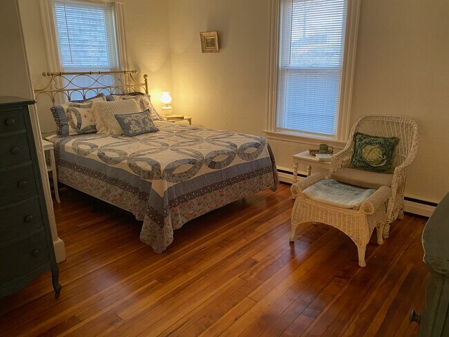 Bedroom 2: queen bed - 50 Summit Ave