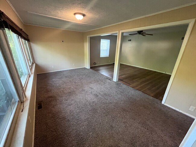 Building Photo - 4 Bedroom 2 Bath on Campus