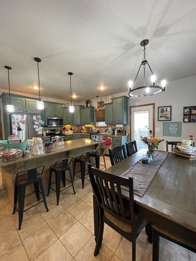 Building Photo - 825 Locharno Dr