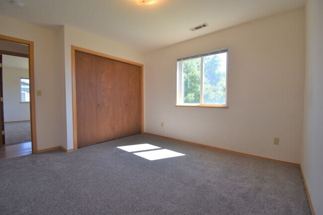 Building Photo - 3BD, 1BA Top Floor Unit