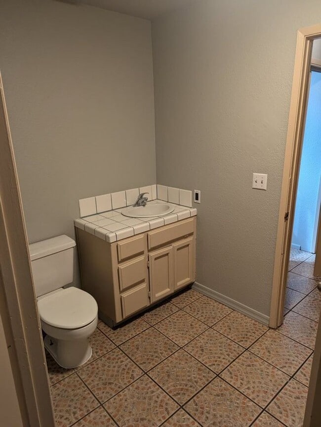 Building Photo - Bright & Inviting Home with Covered Patio, Gated Yard & Alley Access