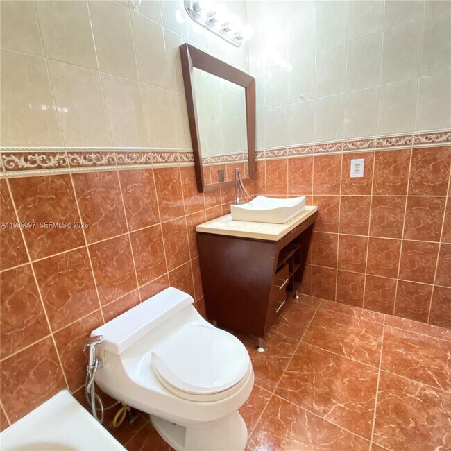 Building Photo - 10794 N Kendall Dr