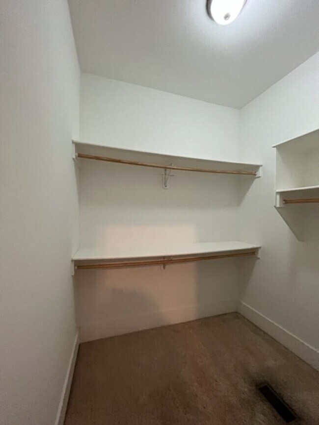 Building Photo - Spacious 3 Bed/2.5 Single Family Home in the Nations, Off Street Parking w Parking pad, Fenced Yard
