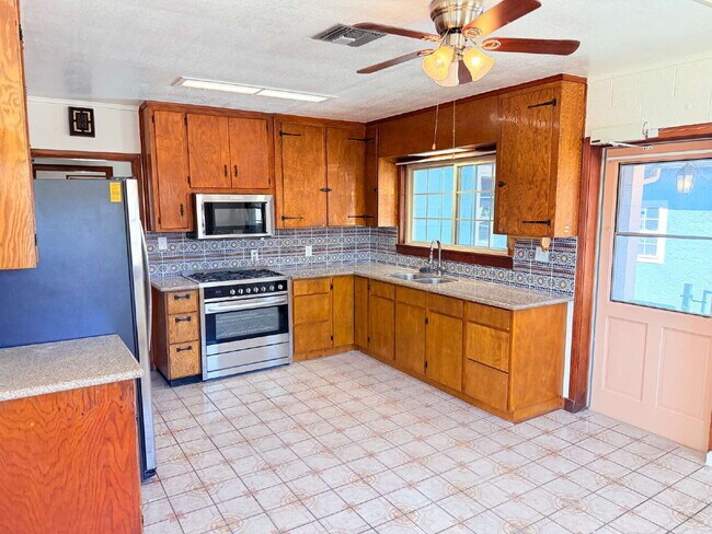Building Photo - Beautifully Remodeled 4 Bed / 2.5 Bath Home for Rent – National City (ADA Friendly)