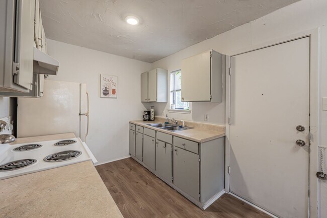 Building Photo - Super cute 2 bedroom 1 bath duplex