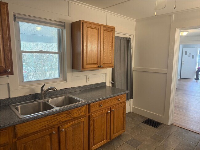 Building Photo - 355 Caroline St