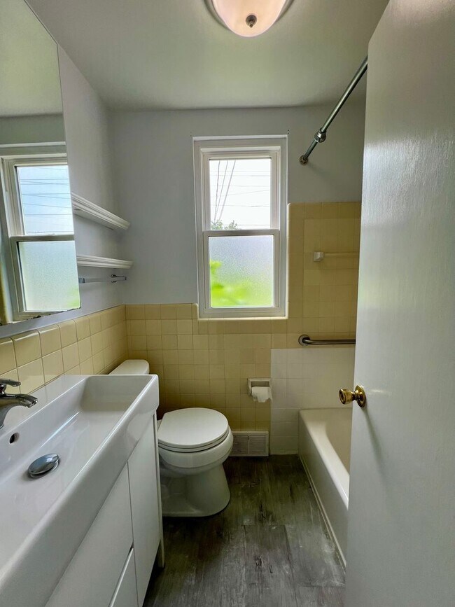 Building Photo - Stunning Single Family Home in King of Pru...