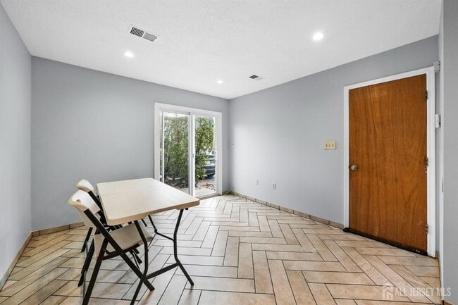Building Photo - 34 Sassafras Ct