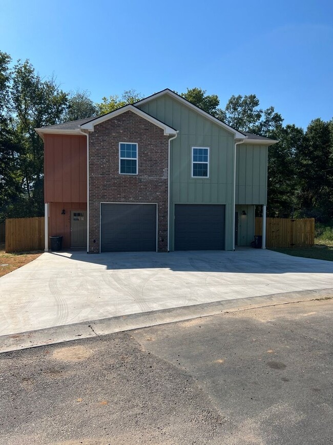 Building Photo - 145-147 Village North Circle