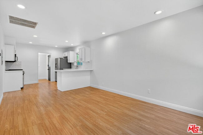 Building Photo - 925 Marine St
