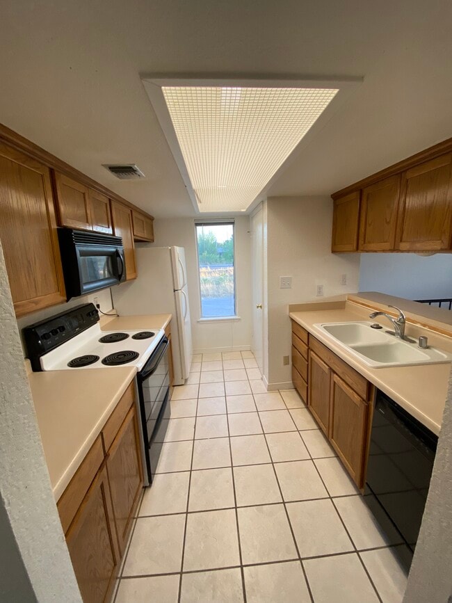 Building Photo - 100 Golden Sand Dr