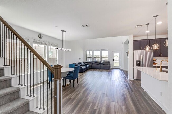 Building Photo - 533 Pickrell Lp