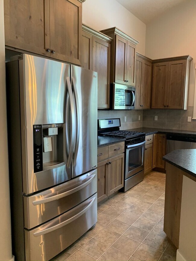 Building Photo - Beautiful 3 bed 2 bath home in the Eaglefi...