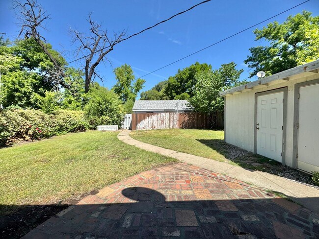 Building Photo - 548 W 4th Ave