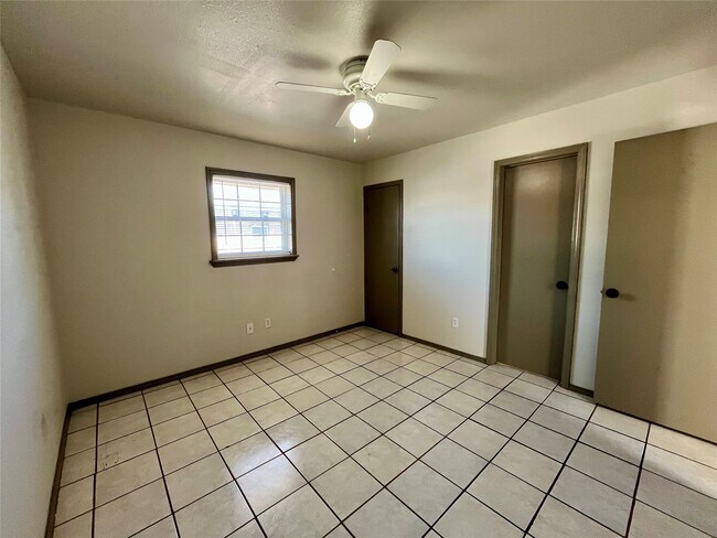 Building Photo - 1042 W Village Ct