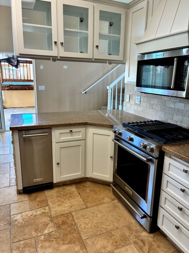 Building Photo - Coastal Living Awaits