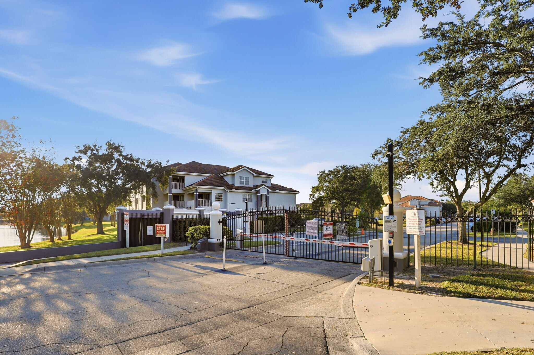 Building Photo - 13839 Fairway Island Dr