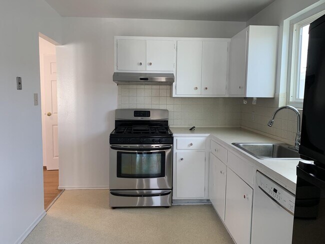 Building Photo - 1315 Skyline Dr