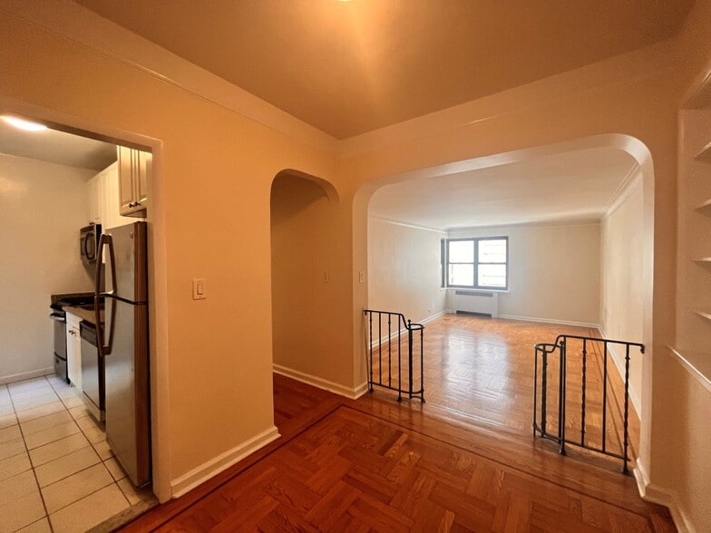 Building Photo - 124 E 24th St