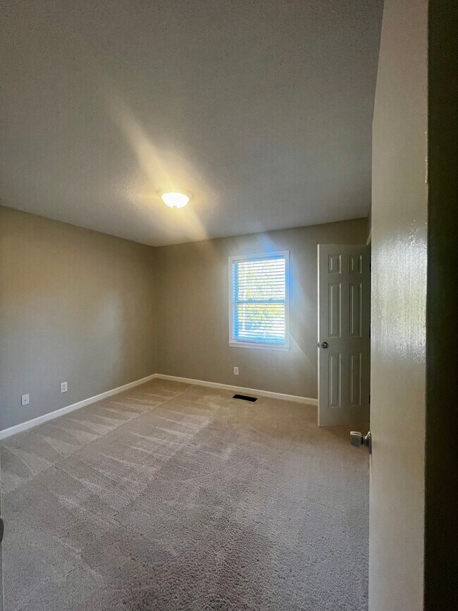 Building Photo - 712 Richmond Ave